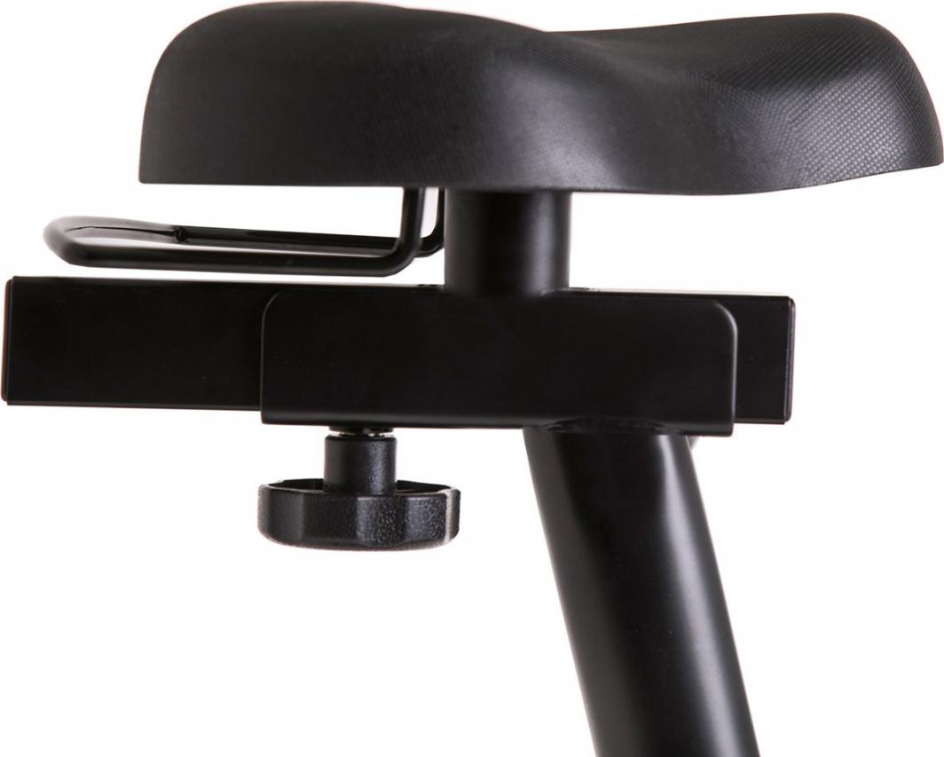 Trimsykkel med svart sete i plast eller kunstskinn, sett fra siden, feste, reguleringsskrue og metallstang vises.