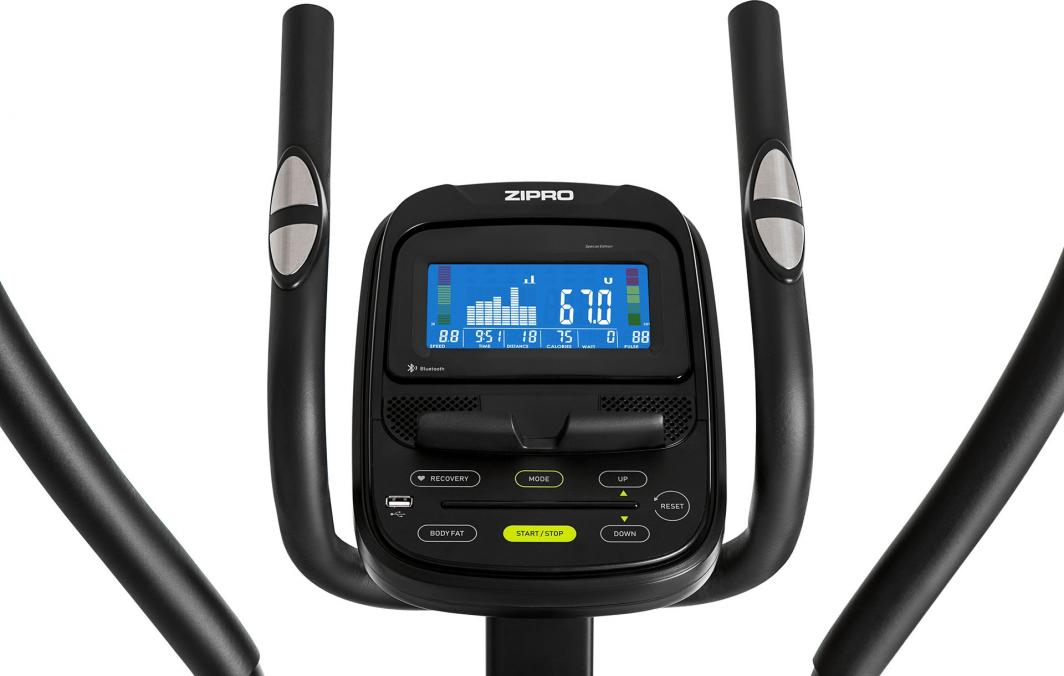 Ellipsemaskin Trening konsoll sett forfra med sort display, blå bakgrunnsbelysning og sølvfargede pulssensorer.