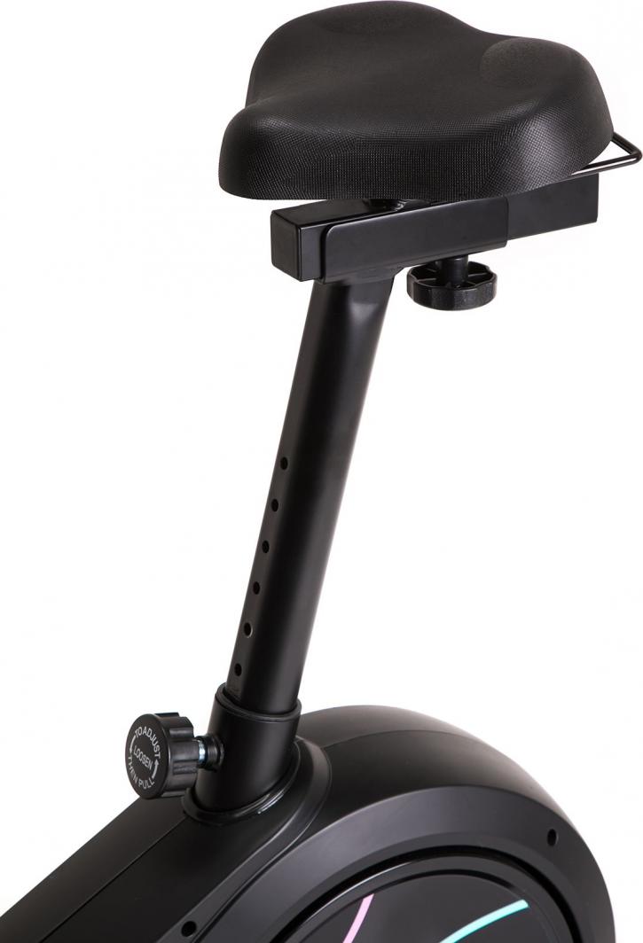 Ergometersykkel med justerbart, polstret sete og tydelig stang for enkel tilpasning, sett fra siden.