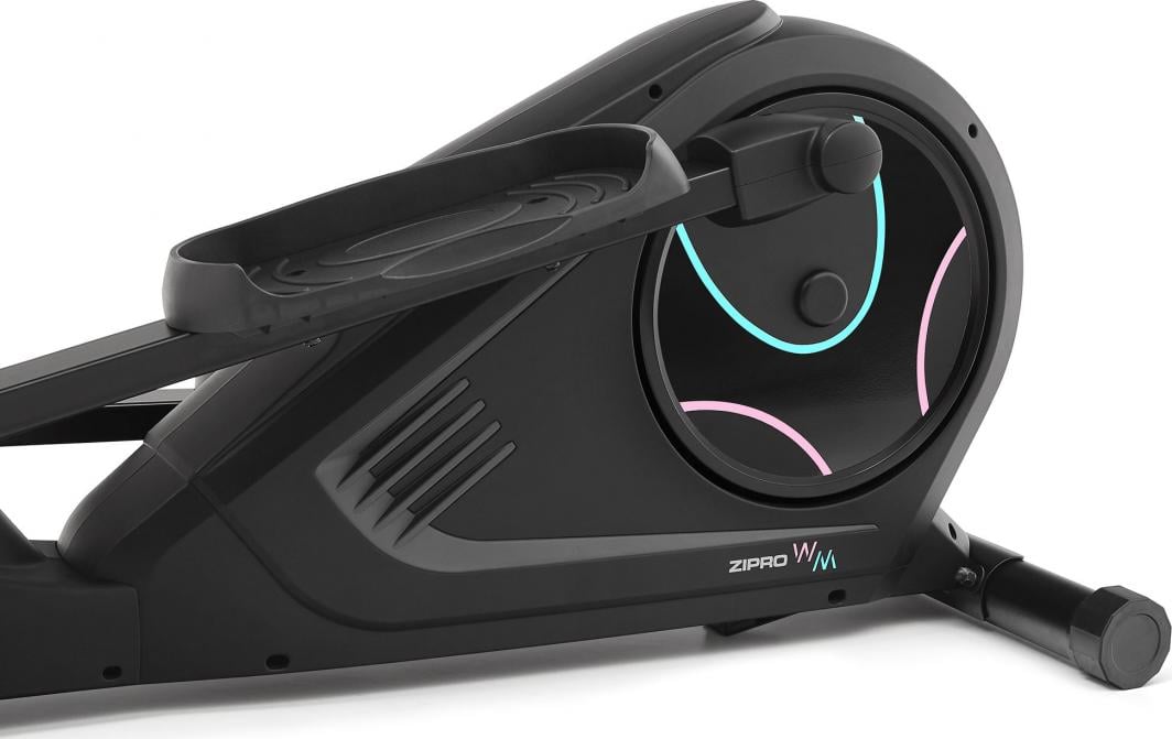 Ellipsemaskin med sort fotenhet, lyseblå og rosa detaljer, synlig pedal og svinghjul sett fra siden.