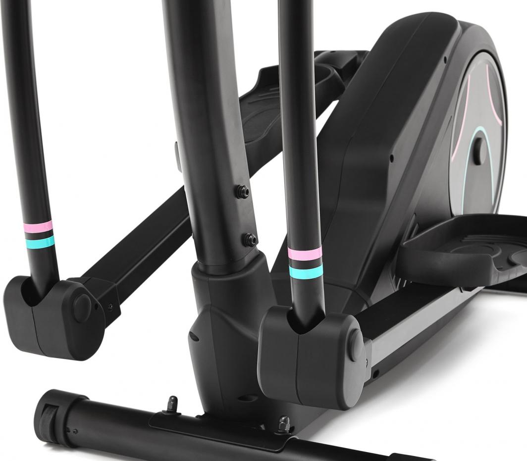 Orbitrek i svart plast og metall med rosa og lyseblå striper, sett fra siden med synlige pedaler og armer.