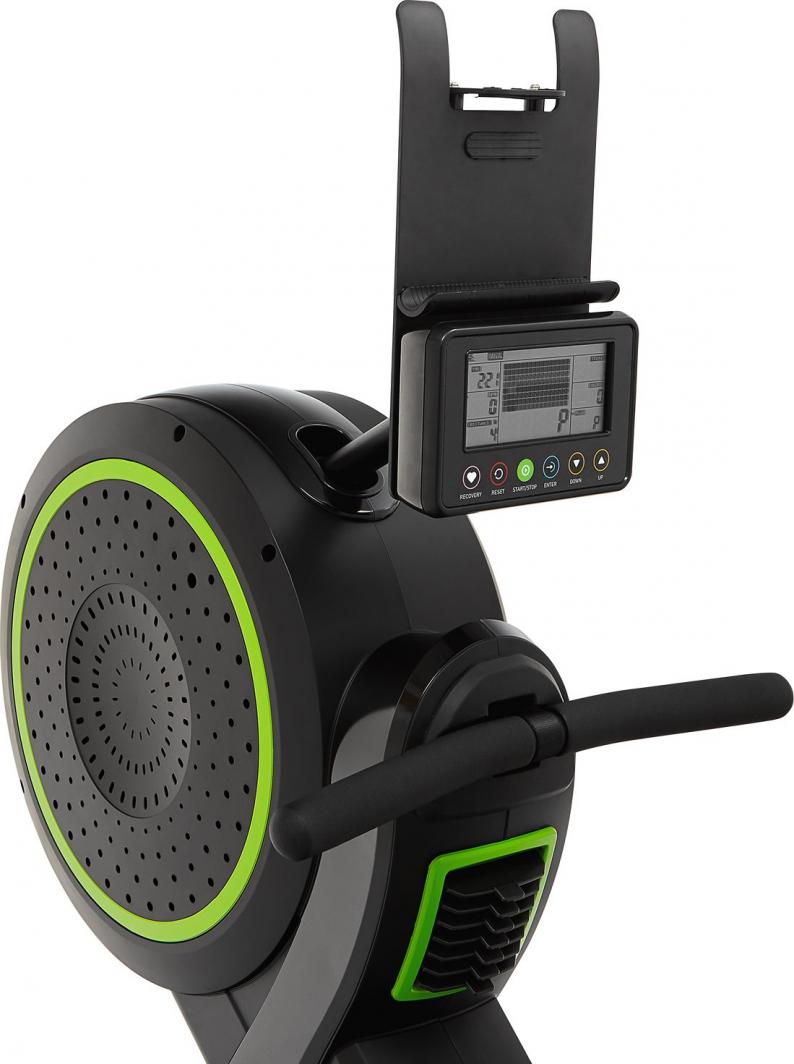 Romaskin i sort med grønne detaljer, digital skjerm og nettbrettfeste, avbildet fra skrå side.