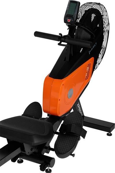 Romaskin med oransje og svart design, sett skrått forfra, viser skjerm, håndtak, fotstøtter og viftemekanisme.