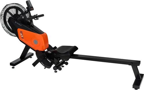 Romaskin Trening med oransje og sort design, synlig luftmotstandshjul, skjerm, seteskinne og fotstøtter.
