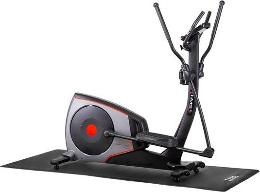 Beskyttelsesmatte under sort og grå ellipsemaskin med røde detaljer, store håndtak og pedalplater vises tydelig.