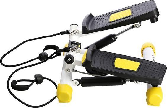 Stepper Trening med svarte fotplater, gule detaljer, motstandsbånd og hvit ramme, sett fra skrå vinkel.