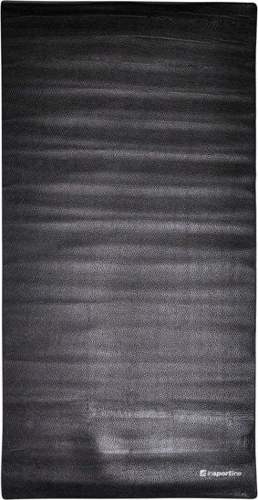 Treningsmatte i svart med lett teksturert overflate, rektangulær form og liten logo nederst til høyre.