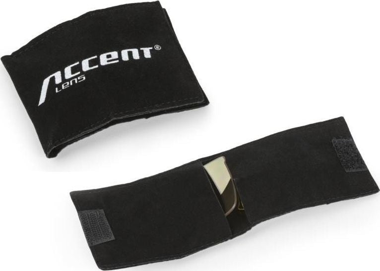 Brilleetui i svart stoff, ett lukket med hvit Accent-logo, ett åpent som viser plass til reserveslinser.