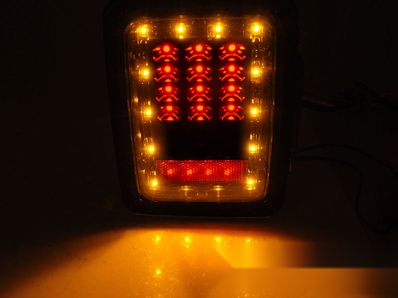 Detaljbilde av baklykter Jeep Wrangler JK 07-18 med LED-detaljer.