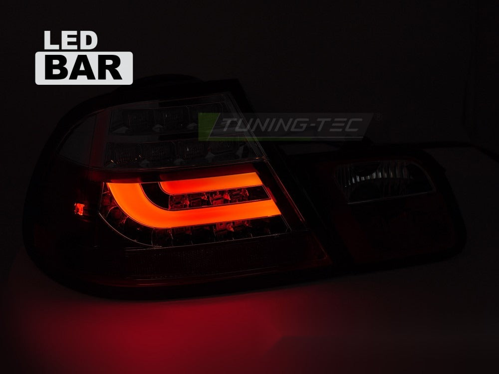 Baklykt BMW E46 Coupe Smoke LED Bar tent, lysstripe synlig i røykfarget klosse, mørk bakgrunn.