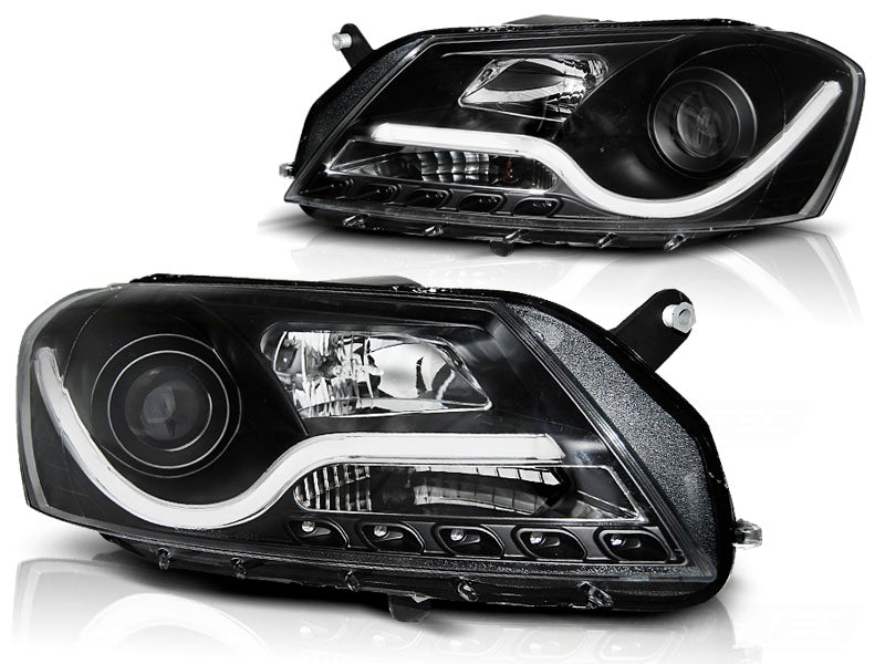 Frontlykter Tube Light Black til VW Passat B7 10-14 sett rett forfra på hvit bakgrunn.