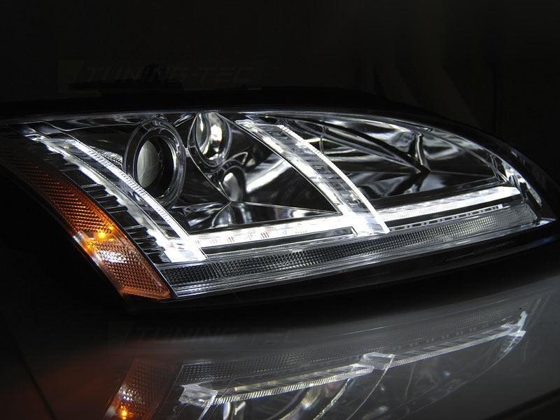 Frontlykter Audi TT 8J 06-10 montert i bilen.