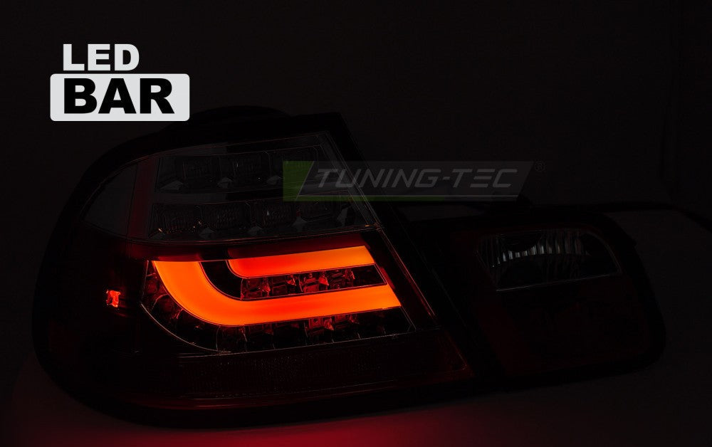 Baklykt BMW E46 Coupe Red LED Bar tent, rød lysstripe i posisjonslys-feltet, mørk bakgrunn.