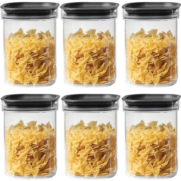 Matbeholder oppbevaringsorganisator, seks lufttette bokser med svarte lokk fylt med pastasløyfer, frontvisning.