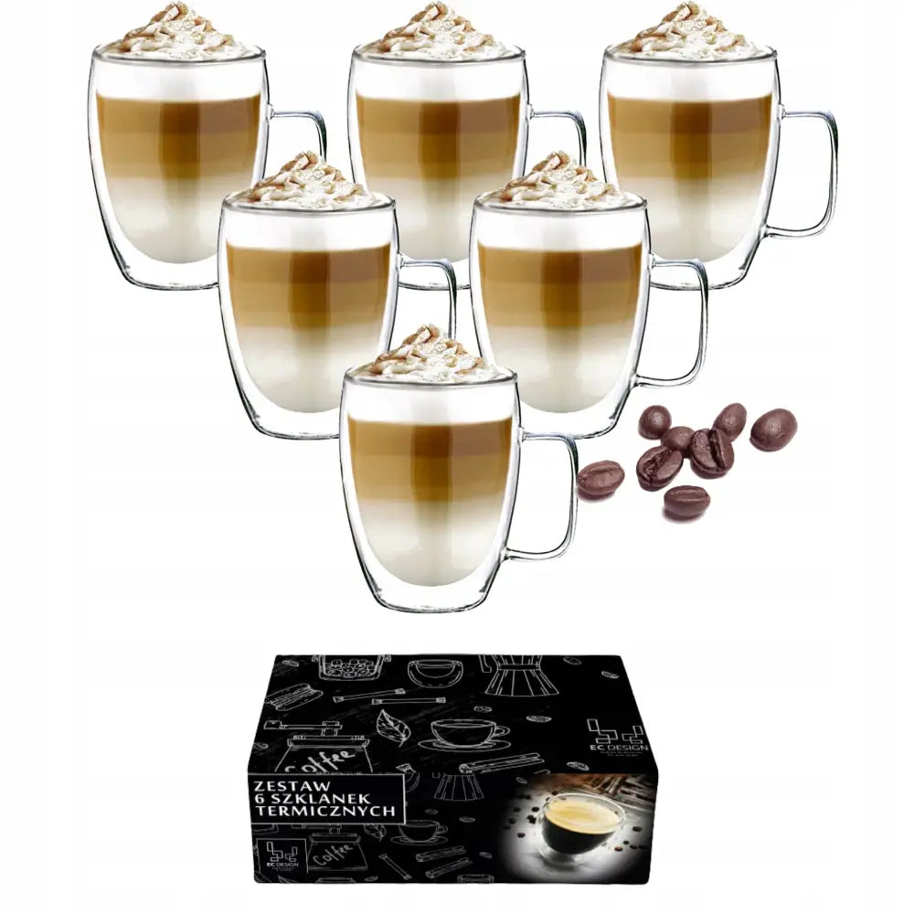 6 termiske glasskrus fylt med latte i lag, toppet med krem, kaffebønner og svart gaveeske ved siden av.
