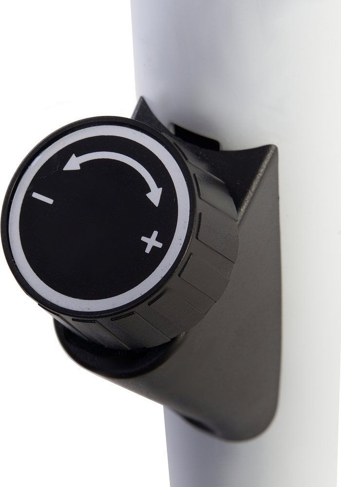 Trening Sykkel sort plastskrue med hvit merking for justering, montert på hvit overflate, vist fra siden.