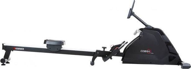 Romaskin Sammenleggbar i sort og grått metall med sete på skinne, fotstøtter og skjerm, sett fra siden.