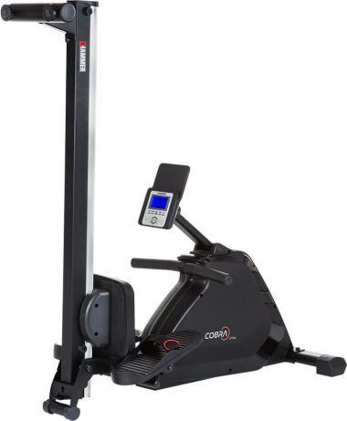 Romaskin med sort ramme, skjerm med blå bakgrunn, knapper, trinnpedaler og håndtak sett fra siden.