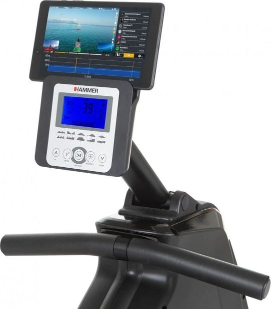 Romaskin Trening med svart og grå styreenhet, digitalt display og nettbrettholder, sett fra skrå frontvinkel.