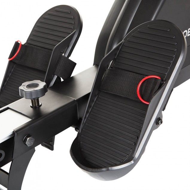 Romaskin med to svarte fotplater, justerbare riller og røde stropper, sett fra skrå vinkel.