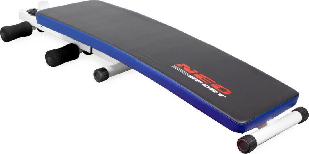 Treningsbenk med svart og blå polstring, hvit ramme og sorte skumruller, sett fra skrå vinkel med logo.