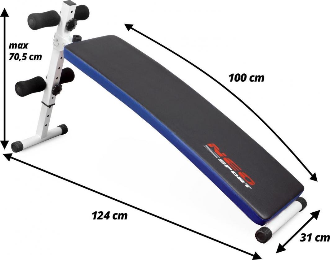 Sammenleggbar Treningsbenk med skrått underlag, sort og blått trekk, svarte benstøtter og hvit ramme, vist med mål.