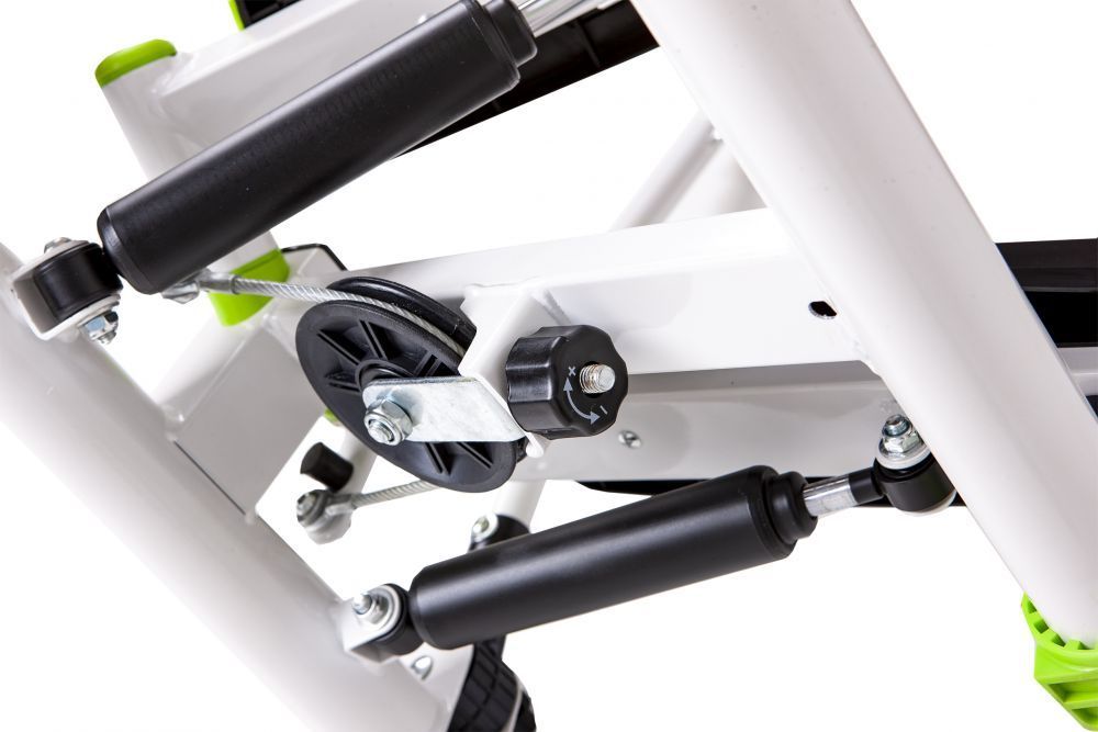 Stepper med hvit metallramme, sorte plastdetaljer, synlige trinser, justeringshjul og støtdempere.