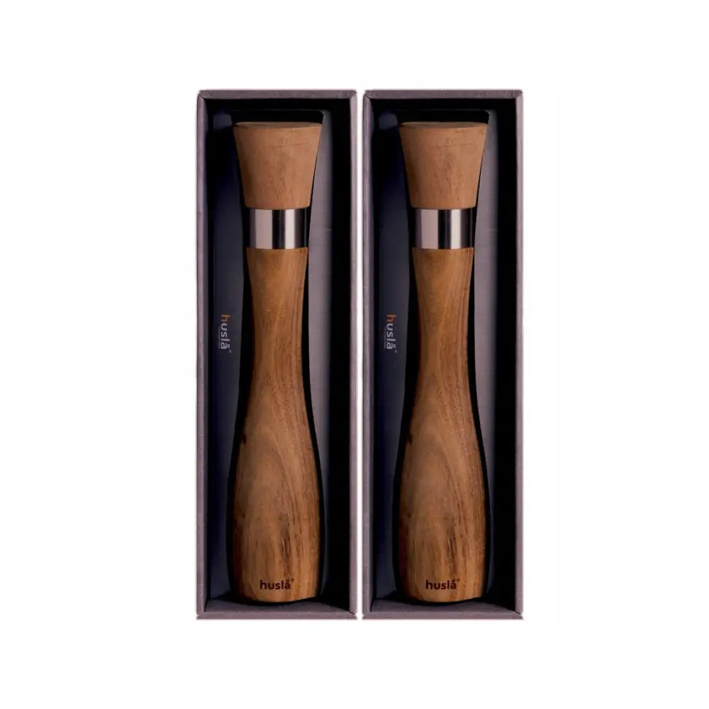 Husla kvern i akasietre, to elegante treslipte kverner med metallbånd, presentert i individuelle esker.