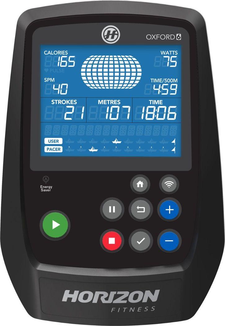 Treningsapparat Hjemme med svart treningscomputer som viser watt, kalorier, tid og distanse på fargedisplay.