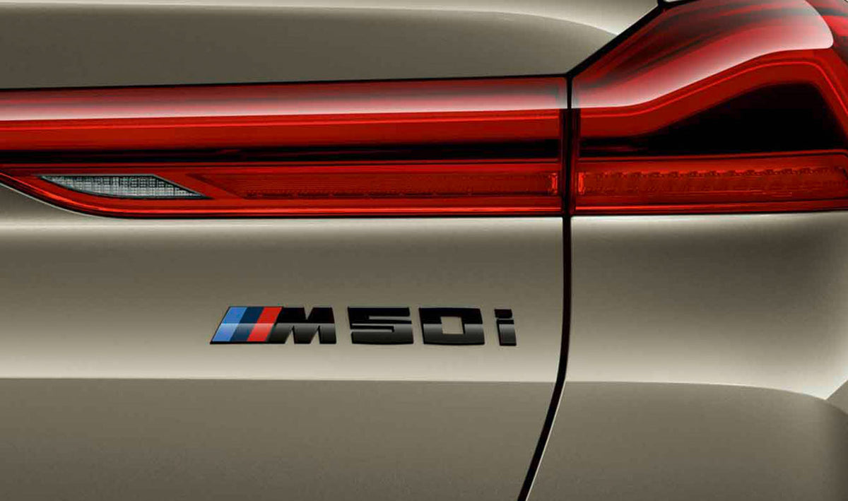 Emblem/logo til BMW Black Edition M50i i svart blank med M Performance-logo montert på bakluken