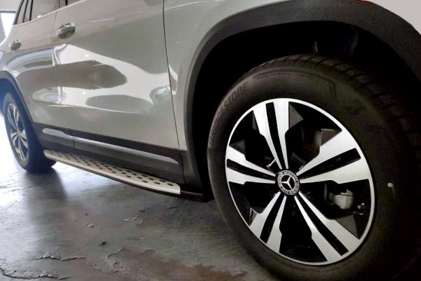 Stigtrinn fra Ventshield til Mercedes GLA H247 i aluminium og svart/sølv med monteringssett