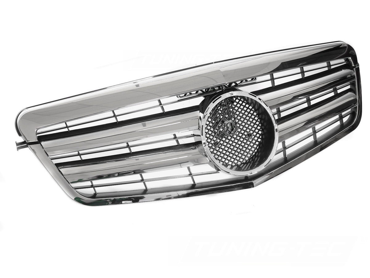 Grill til Mercedes E-Klasse W212/S212 09-13 i krom sett rett forfra på hvit bakgrunn.