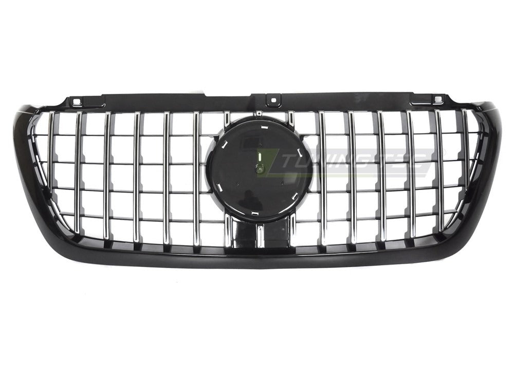 Detaljbilde av Grill Mercedes Sprinter W907 18-22 med blank sort/krom finish.