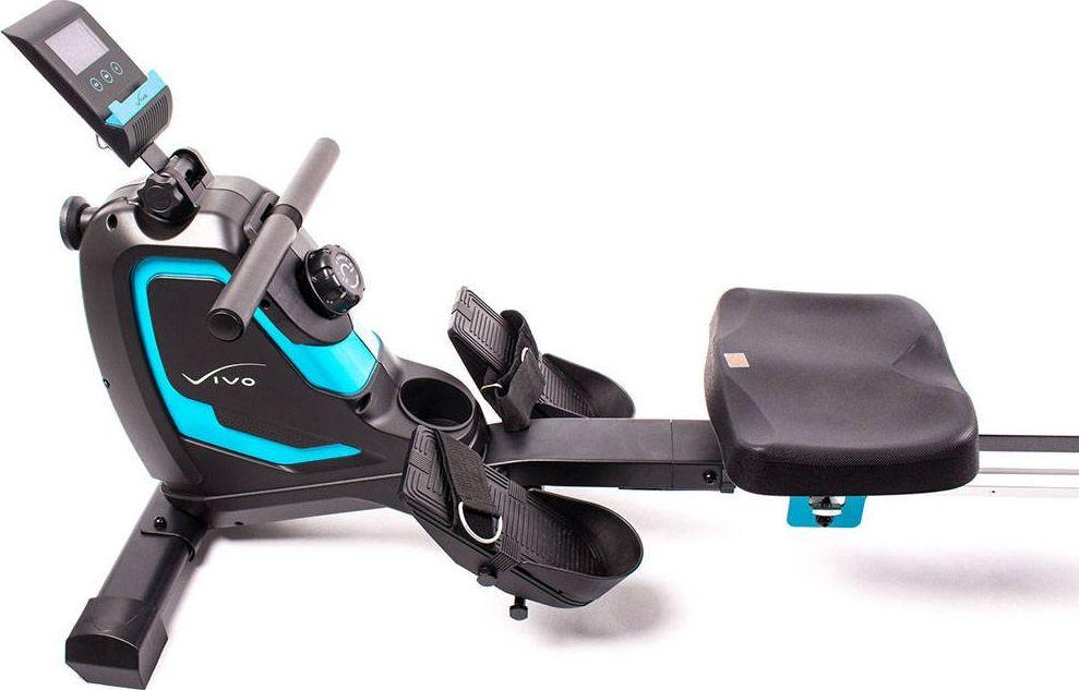 Romaskin Sammenleggbar i sort med blå detaljer, sete, fotstropper, håndtak og digital skjerm sett fra siden.