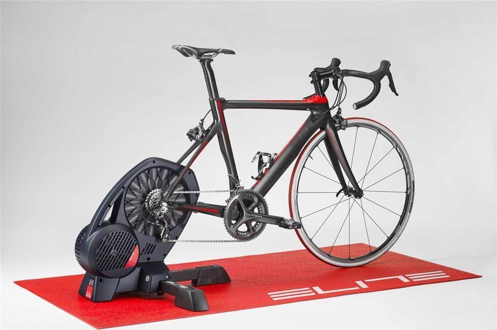 Gymmatte i rød farge, 180x90 cm, ligger flatt på gulvet og passer til sykkeltrening og støydemping.