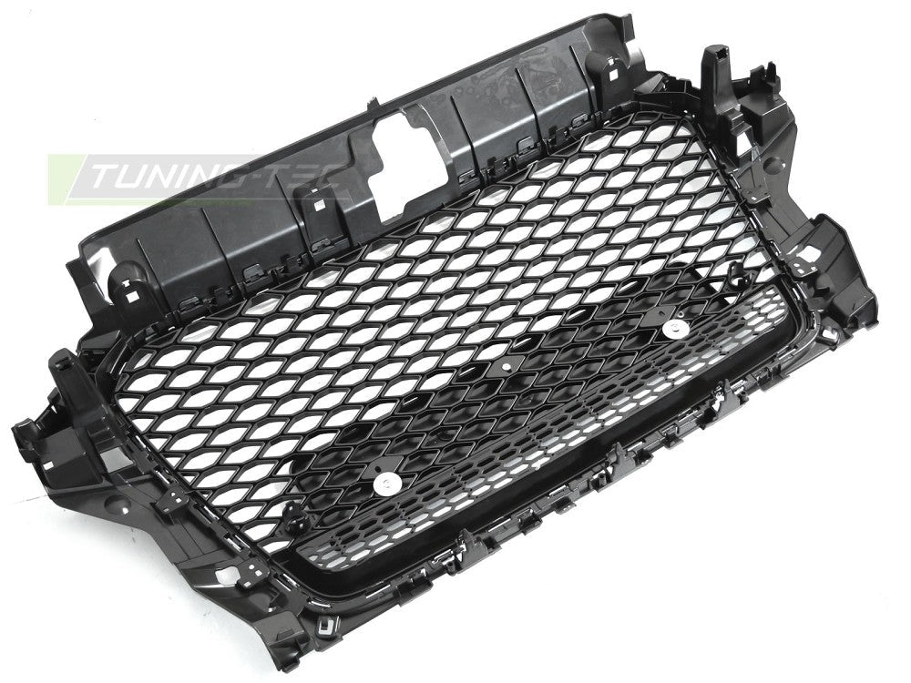 Audi A3 8V frontgrill høyglans svart/krom montert på bil, viser passform mot panseret og frontlykter