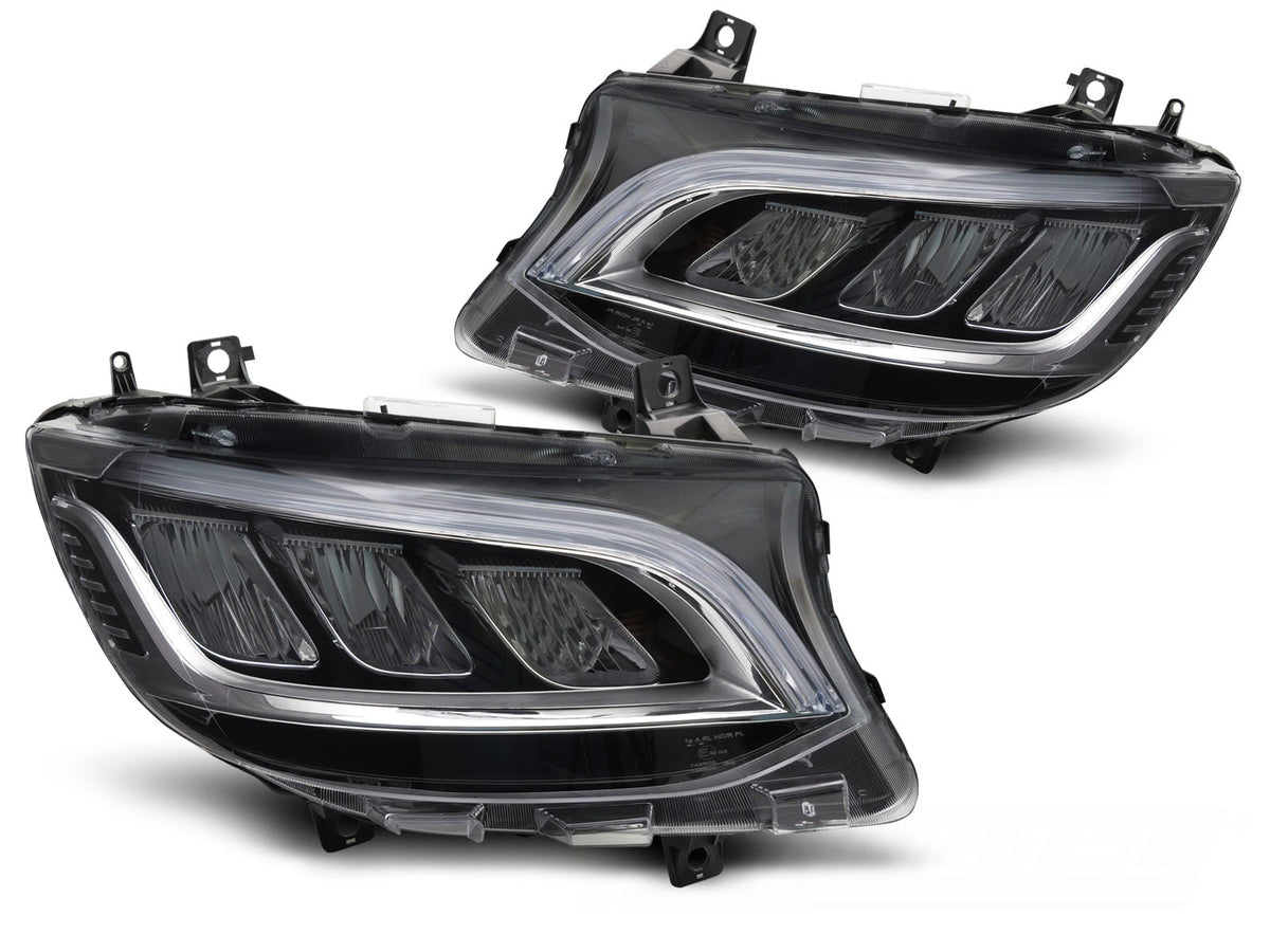 Frontlykter Full LED Chrome DRL til Mercedes Sprinter 907 18-23 sett rett forfra på hvit bakgrunn.