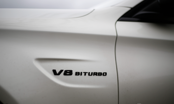 Emblem Mercedes V8 BiTrubo Sport Black Edition - sett bakfra