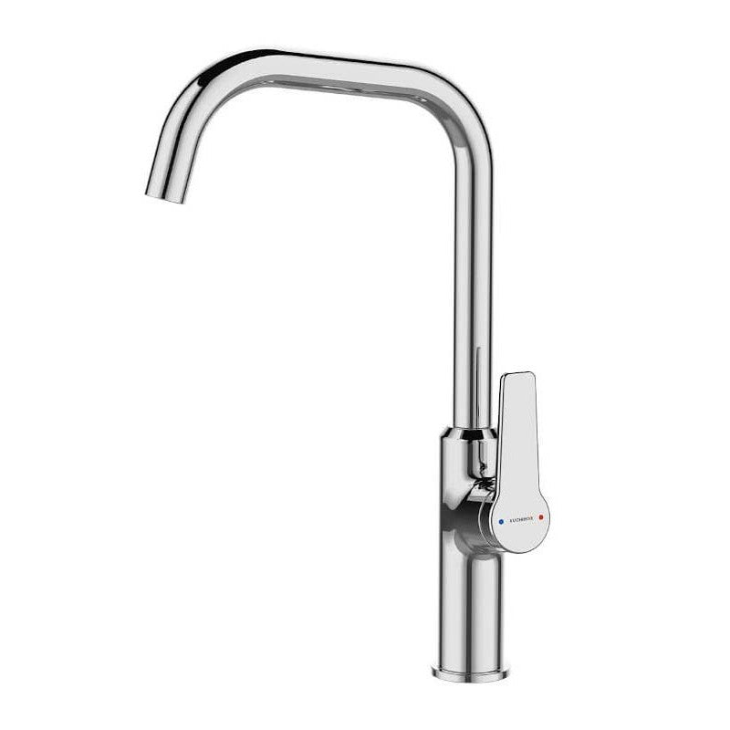 Kuchinox Alanis kjøkkenbatteri i krom med svingbar L-formet tut sett forfra