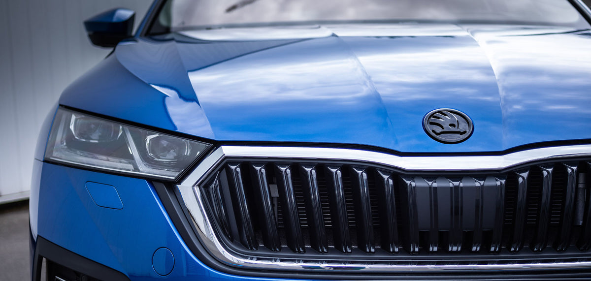Emblem/logo til Skoda Octavia IV > Monte Carlo med blank svart lakk for montering på panser