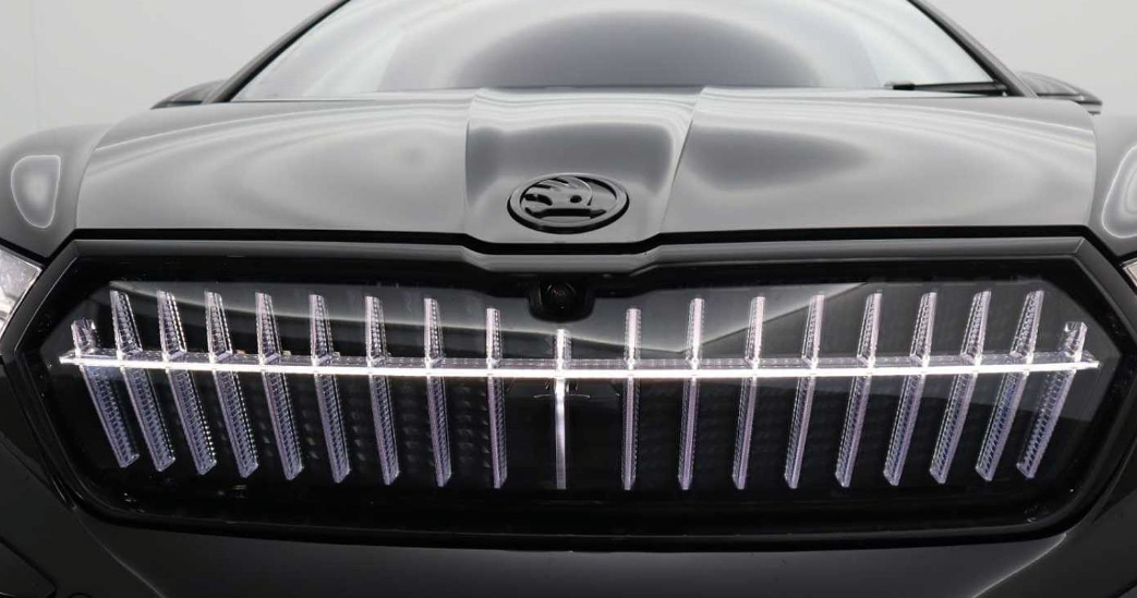 Emblem Skoda Enyaq iV > Monte Carlo Panser Glossy Black - sett forfra