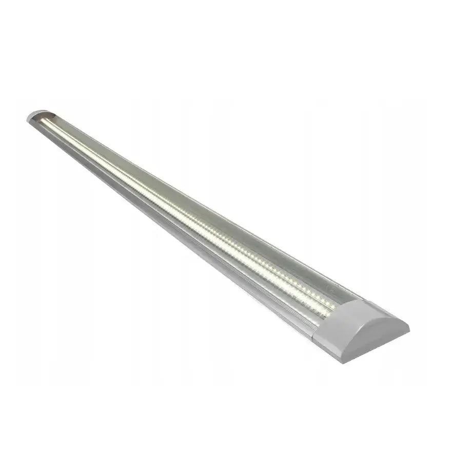 LED panel lampe 120 cm, skråvisning som fremhever sølvfarget armatur og synlige LED-dioder under klart deksel.