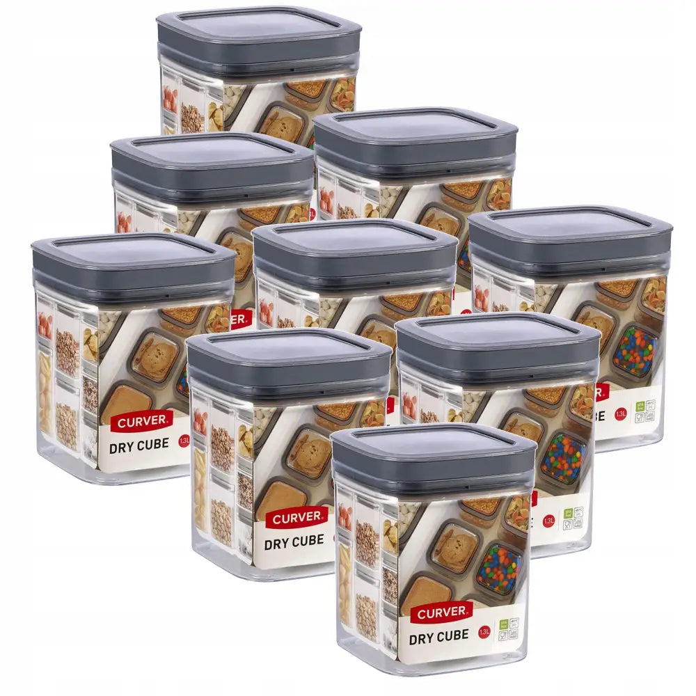 Beholdere for tørrvarer 1,3L, åtte firkantede bokser med mørkegrå lokk og etiketter, sett skrått.