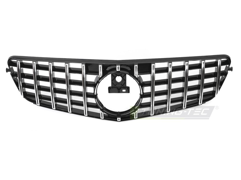 Detaljbilde av Grill C-Klasse W204 07-14 sort/krom med lamellstruktur og emblemfeste.