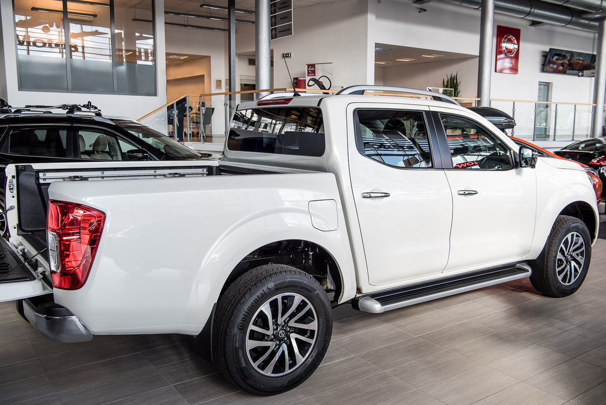 Takrails Nissan Navara IV (NP300) Ventshield (2014-2022) - sett bakfra