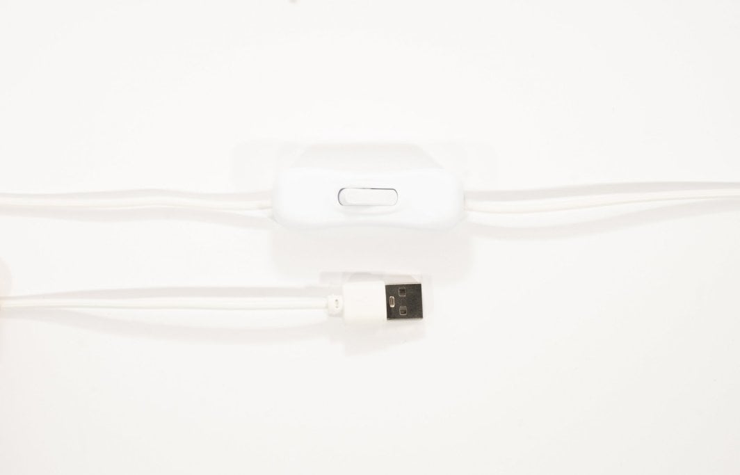 Løpebånd til Neonskilt WASD + Game On, hvit USB-A-kabel med bryter, sett ovenfra mot hvit bakgrunn.