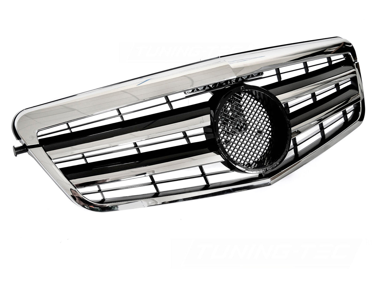 Grill til Mercedes E-Klasse W212/S212 09-13 i sort/krom sett rett forfra på hvit bakgrunn.