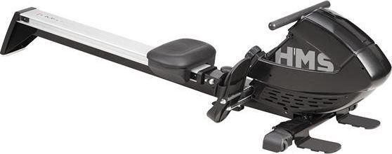 Romaskin i sort og sølv med polstret sete, fotpedaler og håndtak, sett fra siden med synlig HMS-logo.