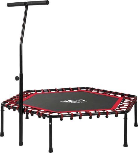 Trampoline i sekskantet svart design med røde detaljer og justerbart håndtak, sett fra skrå vinkel.
