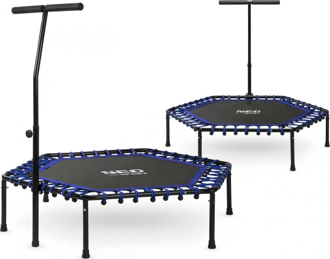 Liten Trampoline med sekskantet form, sorte og blå detaljer, svarte ben og justerbart håndtak vises fra to vinkler.
